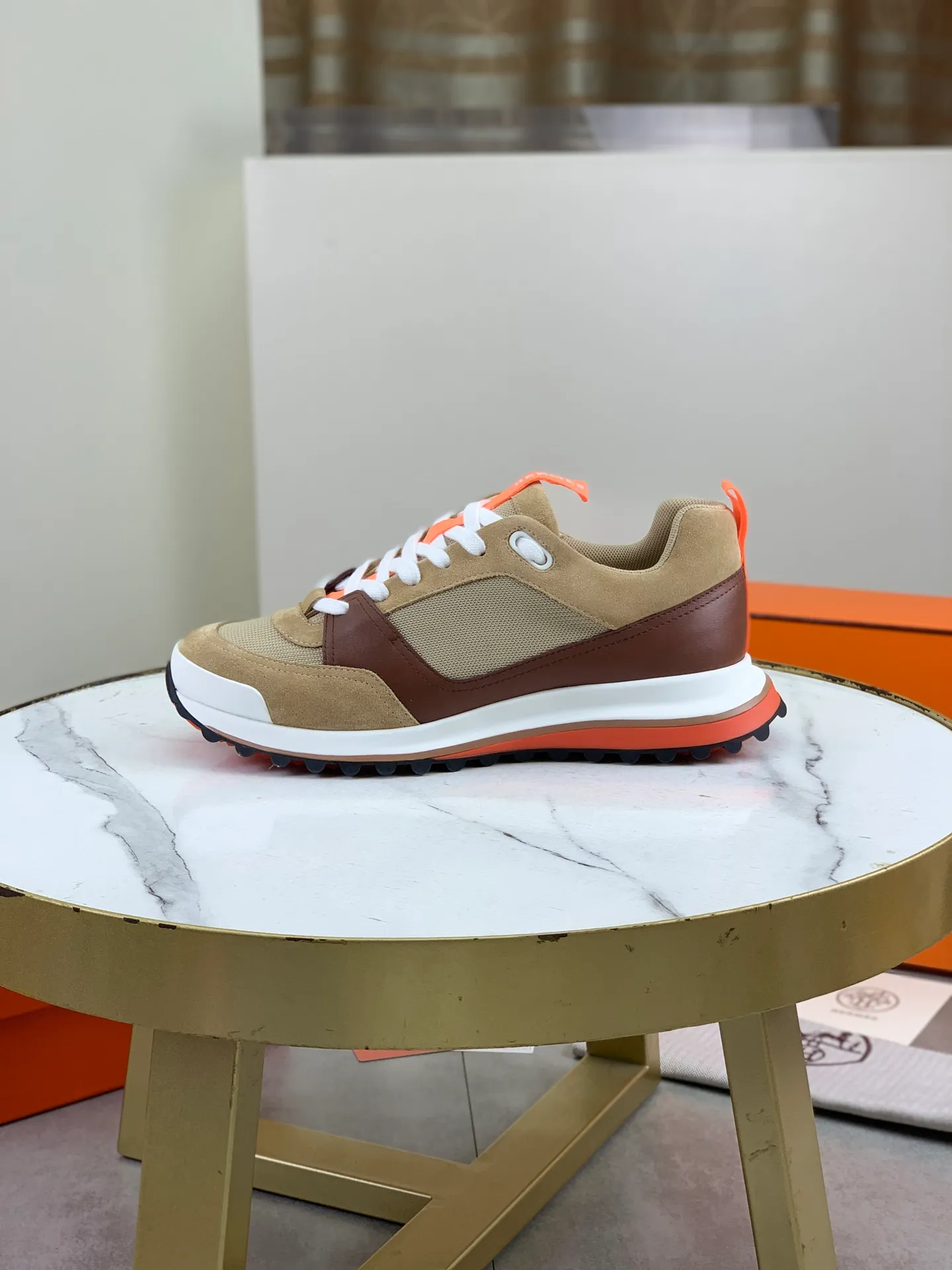 Factory price P800 Top version Original order Hermes men's Drift Sneaker summer new casual sports shoes Original purchase development and production H family men's classic series technological breathable fabrics with cowhide casual sports shoes Casual sports dad shoes combine high-tech breathable materials and cowhide, H family exclusive button decoration on the side The outsole is full of H italic design and bright colors show vitality and continue the brand design inspiration. Stroll around the city lightly and feel free and comfortable. Delivered in exquisite packaging🛍📦 ▪️Fabric: original customized breathable material + first layer of cowhide ▪️Inner: cowhide feet ▪️Outsole: molded and evacuated PU+TPU material ▪️Size: 39-44 (38 45 46 customized) Multiple colors available Premium packaging